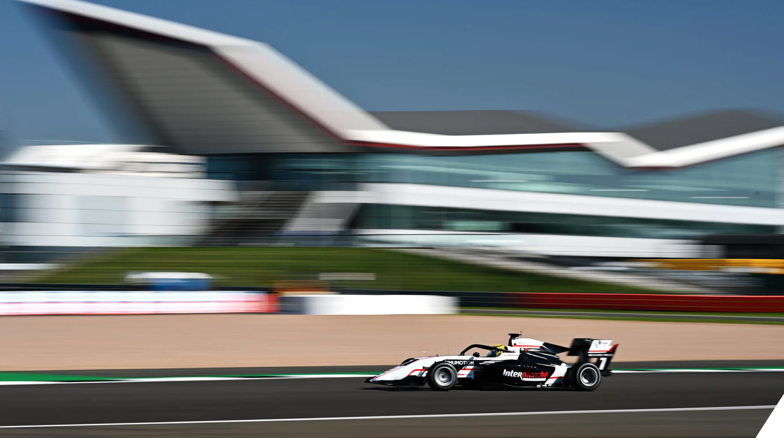 Junior Red Bull F1 Liam Lawson mengklaim kemenangan F3 kedua di Silverstone